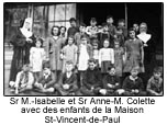 Sr M.-Isabelle et Sr Anne-M. Colette avec des enfants de la Maison St-Vincent-de-Paul