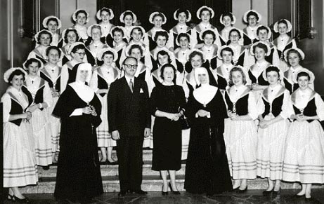 Soeur M.-Adolphine et la chorale NDA à Montréal en 1955