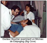 Docteur Boucher examinant un Micmac de Elsipogtog (Big Cove)