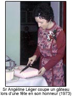 Sr Angéline Léger coupe un gâteau lors d'une fête en son honneur (1973)