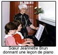 Soeur Jeannette Brun donnant une leçon de piano
