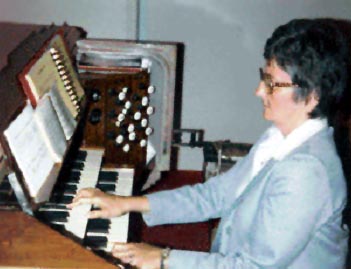 Soeur Majella LeBlanc à l'orgue à Saint-Jean