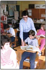 Soeur Angèle Robichaud et ses élèves à Buttes-Amirault, N.-É. (1985)