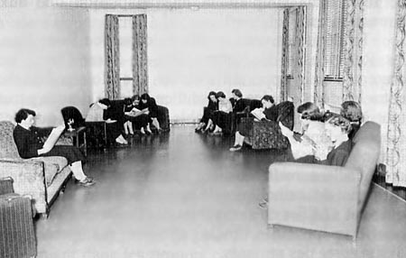 Le salon des collégiennes au Collège NDA dans les années 1950