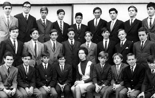 Soeur Antoinette Melanson et ses étudiants au Collège San Carlos, Bogota (1960)