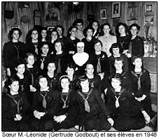Soeur M.-Léonide (Gertrude Godbout) et ses élèves en 1948