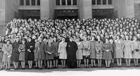 Environ 200 élèves en visite à la Cathédrale N.-D.-de-l'Assomption, 1943