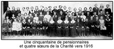 Une cinquantaine de pensionnaires et quatre soeurs de la Charité vers 1916