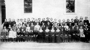 Une cinquantaine de pensionnaires et quatre soeurs de la Charité vers 1916
