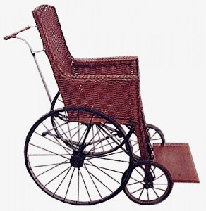Premier fauteuil roulant de la Congrégation en usage à l'infirmerie de la Maison mère Saint-Joseph et de la Maison mère de Moncton.