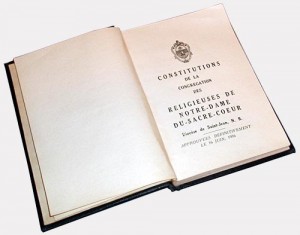 Constitution de la Congrégation des Religieuses de Notre-Dame-du-Sacré-Coeur, Diocèce de Saint-Jean, N.-B. Approuvées définitivement le 16 juin 1936. Écrit par Mère Marie-Anne.