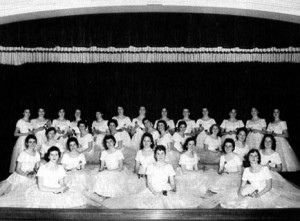 La chorale Notre-Dame d'Acadie de 1956-1957 sur le théatre de l'auditorium.