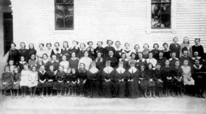 Une cinquantaine de pensionnaires et quatre soeurs de la Charitévers 1916.