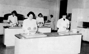 Classe en sciences familiales, 1949-1950. De gauche à droite, première rangée : Edith Richard et Bertha Landry. Deuxième rangée : Pierrette Nadeau, Thérèse LeBlanc et Anne Godbout.