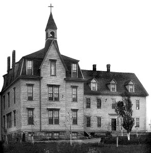 Couvent-école des SCIC : section de 1873 à droite et agrandissement de 1884 à gauche.(C. E. Northrup Photo, Moncton)