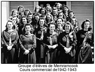 Groupe d'élèves de Memramcook. Cours commercial de 1942-1943.