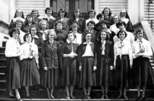 Élèves du cours classique en 1948-1949 avec les soeurs M.-Dorothée et M.-Juliette.