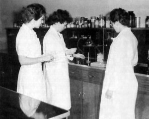 Au laboratoire de chimie. De gauche à droite : Diana Boudreau, Elva LeBlancet Anne-Marie Cyr.