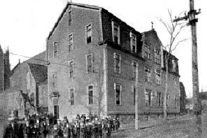 École avec élèves des SCIC, rue Wesley, près de l'église Saint-Bernard.Tiré de Moncton, the City of Opportunity (1915)