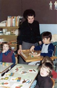 Soeur Adèle Morin avec sa classe d'enfants handicapés.