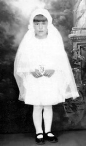 Yvette LeBlanc de Shédiac, préparéeà sa 1re communion par soeurM.-Gabriella en 1929.