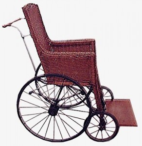 Premier fauteuil roulant de la Congrégation en usage à l'infirmerie de la Maison mère Saint-Joseph et de la Maison mère de Moncton.