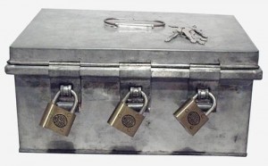 Coffre-fort à trois clés différentes ayant servi à mettre de l'argent ou autres objets importants. Les trois soeurs dépositaires des clés devaient être présentes pour l'ouvrir. Chaque couvent en possédait un, avant l'accès facile aux banques.