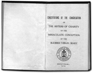 Livre en anglais des constitutions des Sisters of Charity of the Immaculate Conception utilisé à Memramcook par les religieuses autant francophones qu'anglophones.