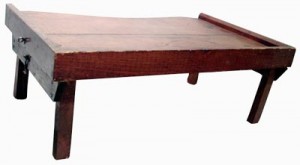  Table de lit pour plateau à l'usage des soeurs à l'infirmerie de la Maison mère à Saint-Joseph. Conservée par la Société historique de la Vallée de Memramcook de 1970 à 1988.