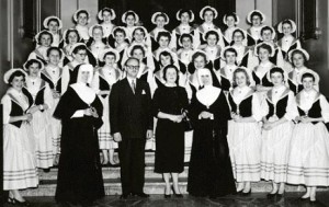 Soeur M.-Adolphine et la chorale NDA à Montréal en 1955.