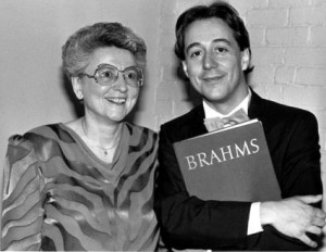 Soeur Claudette Melanson et Richard Boulanger de l'Université de Moncton en tournée de concert en Europe en 1988.