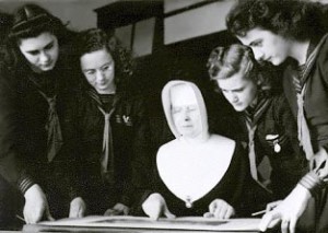 Première classe de Belles-Lettres, septembre 1943.De gauche à droite : Alphonsine Desprès, Édithe Robichaud, soeur M.-Jeanne-de-Valois (professeure), Thérèse Savoie et Antoinette Léger.