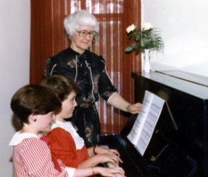 Soeur Jeannette Brun donnant une leçon de piano.