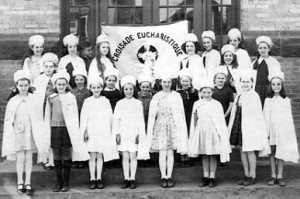 Membres de la Croisade eucharistique : élèves de 5e annéede soeur M.-Émilie à l'école Essex (1947-1948).