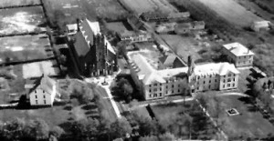 Photo aérienne du couvent de Shédiac à gauche d'Hospice Providence vers 1931.