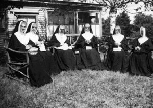 Soeurs à Sackville, septembre 1937.De gauche à droite : soeurs Jean-Berchmans, M.-Albertine,M.-de-Lourdes, M.-Cécile, M.-Alma et M.-Angélique. 