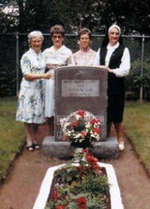 Soeurs du couvent Suzanne Cyr de Saint-Jean entourant la tombe de mère Marie-Anne, 14 août 1984.