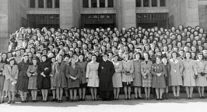 Environ 200 élèves en visite à la Cathédrale N.-D.-de-l'Assomption, 1943.